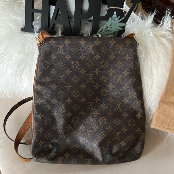 LV Musette Bag with Dust bag and a additional LV Strap - Picture 4 of 13